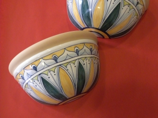 (CODICE ARTICOLO: ILL/27) Lampada da parete in ceramica dipinta a mano, con decoro proposto dal cliente.Tecnica: maiolica